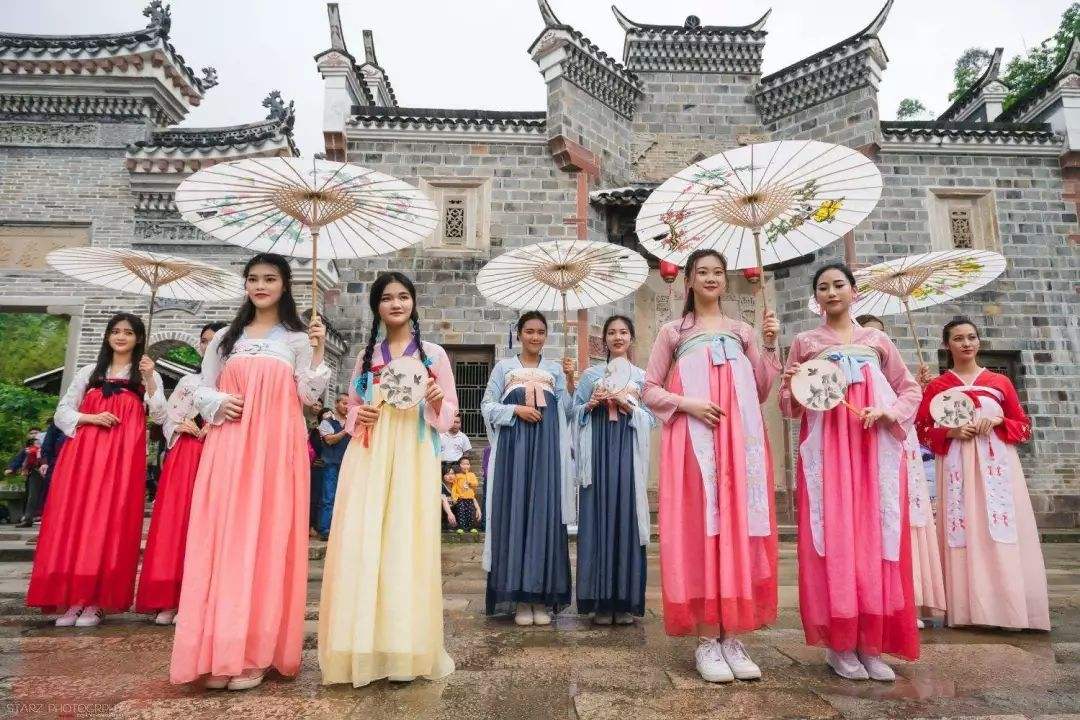 成都4萬年輕人開網(wǎng)店賣漢服_漢服怎么突然非?；鸨?？